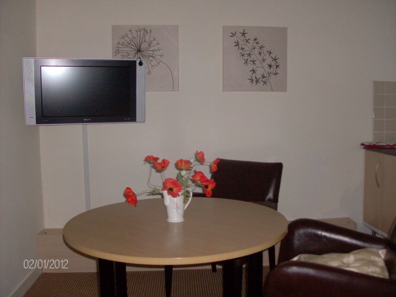 rooms_1fr_lounge2_800x600.JPG