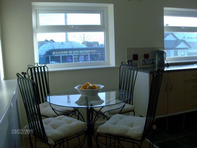 rooms_2ff_dining_800x600.JPG