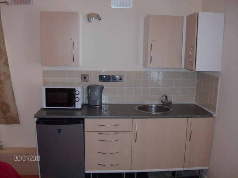 rooms_2fr_kit_800x600.JPG